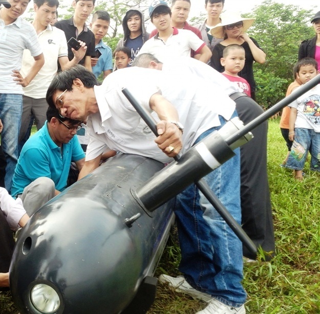 Tau lan dai gan 3 met chay tren song hinh anh