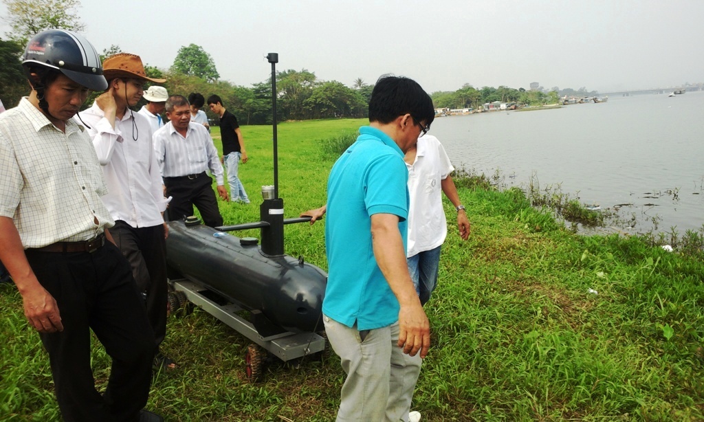 Ngày 27.12.2014 đánh dấu một sự kiện đặc biệt, đó là việc đưa tàu ngầm Hoàng Sa ra lặn ở sông Hương.