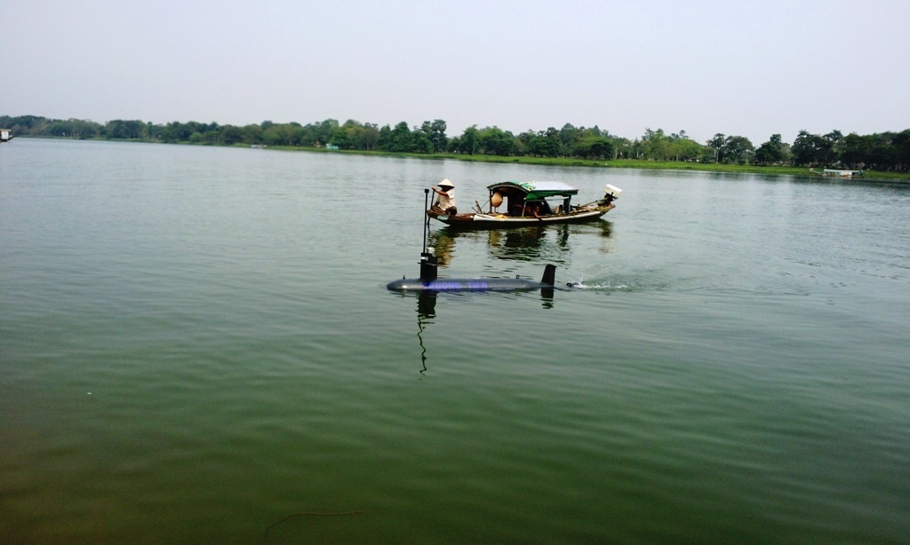 Tàu ngầm Hoàng Sa di chuyển trên sông Hương.