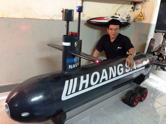 2.Hiện ông Lê Ngà đang làm công nhân kỹ thuật của Nhà máy bia thuộc Công ty bia Huế, đồng thời là thành viên của Câu lạc bộ máy bay mô hình Huế hơn 10 năm.