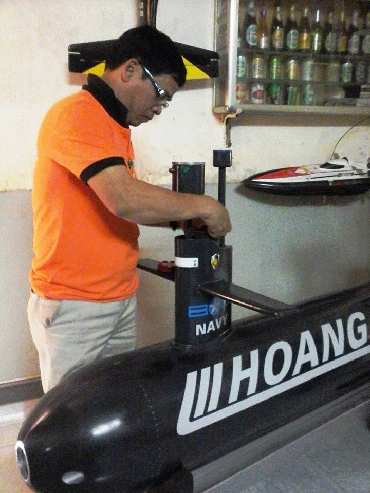 3.Ông đã tự mày mò, tìm kiếm và tận dụng những vật liệu có sẵn từ các mô hình máy bay điều khiển từ xa để chế ra chiếc tàu ngầm.