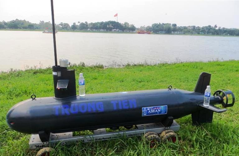 m. Chiếc tầu ngầm Hoàng Sa dài 2,7 mét, đường kính thân tàu 0,4 mét, chiều cao của tàu 1 mét, nặng 120 kg, thân tàu được làm từ vỏ của bình gas công nghiệp. Tàu có thể lặn sau 10m trong vòng hơn 1 giờ.