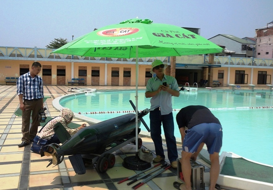 Trước khi đưa ra sông Hương, tàu ngầm Hoàng Sa đã trải qua nhiều lần lặn thử nghiệm ở hồ bơi.