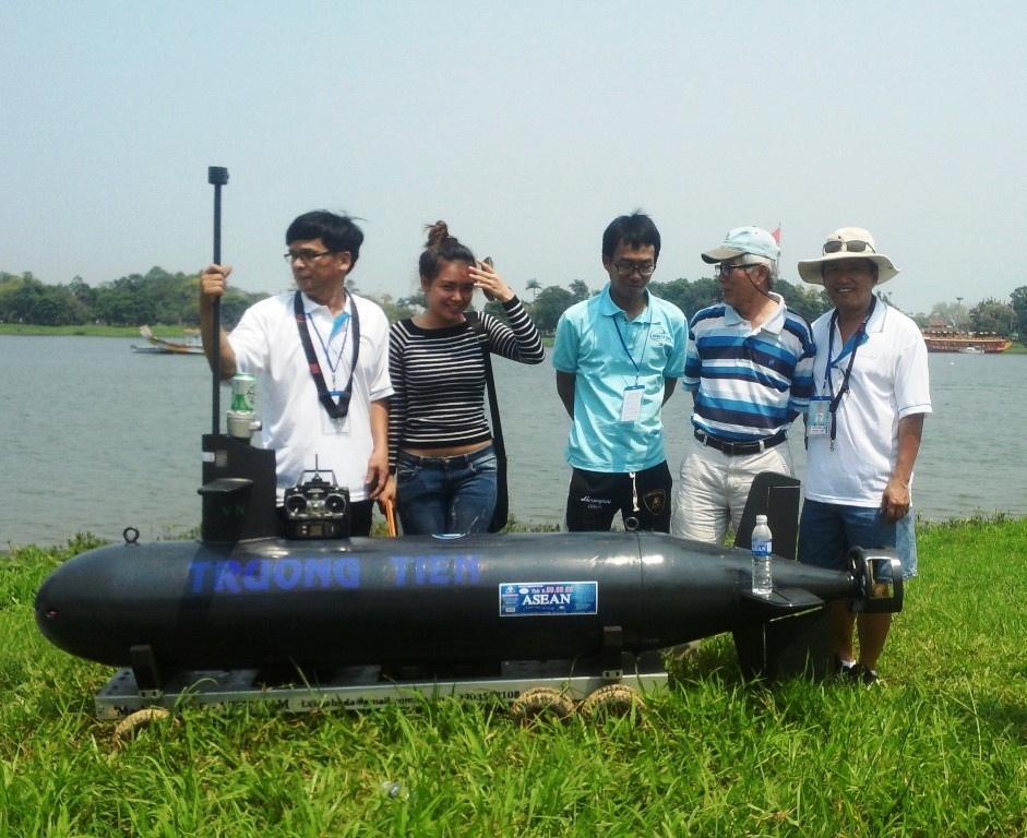 Ông Ngà cho biết, tàu ngầm Hoàng Sa vẫn còn một số nhượt điểm đó là bộ vô tuyến phát và nhận, cùng với nguồn năng lượng pin. Trong thời gian tới, tàu sẽ tiếp tục được cải tiến để có thể lặn sâu 100m.