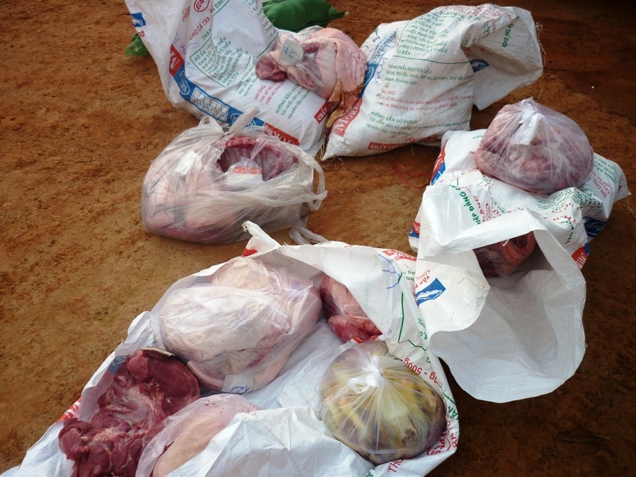 6 ta thit thoi da doi mau, boc mui tren xe khach hinh anh