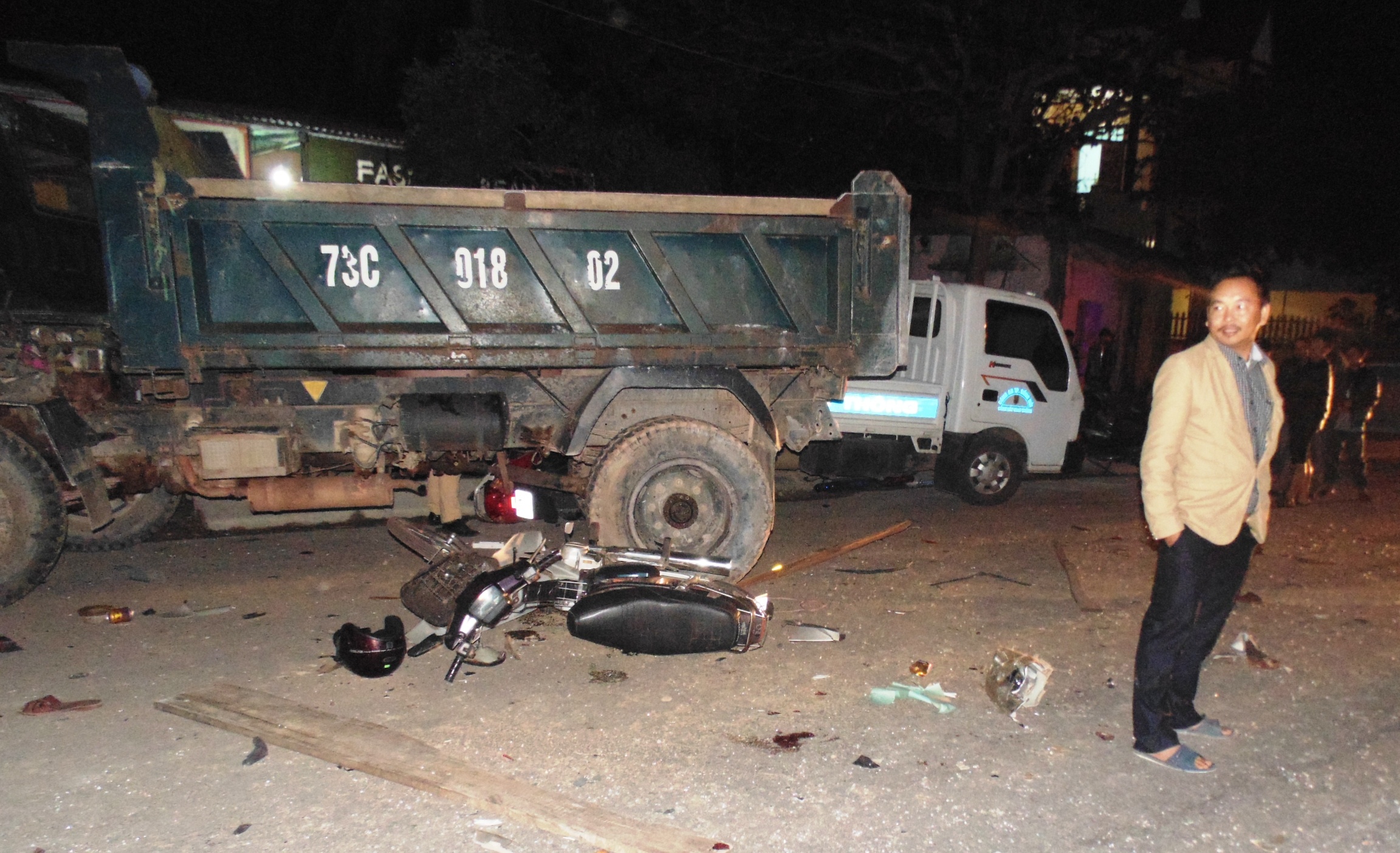 Xe chuyen dung CSGT bi tong truot dai 15 m tren duong hinh anh