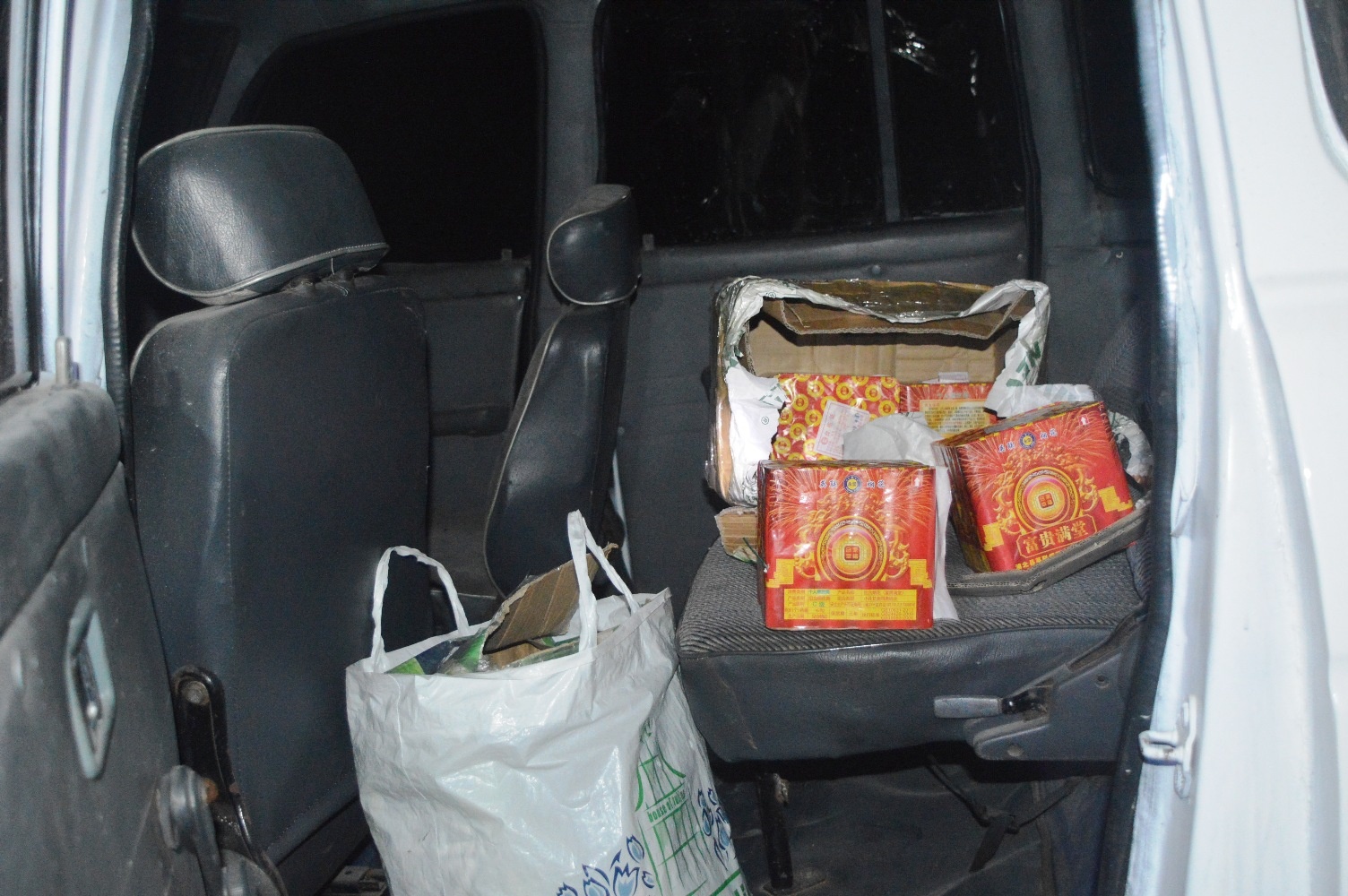 Tai xe bo xe Lexus ben duong, tron vao rung bach dan hinh anh