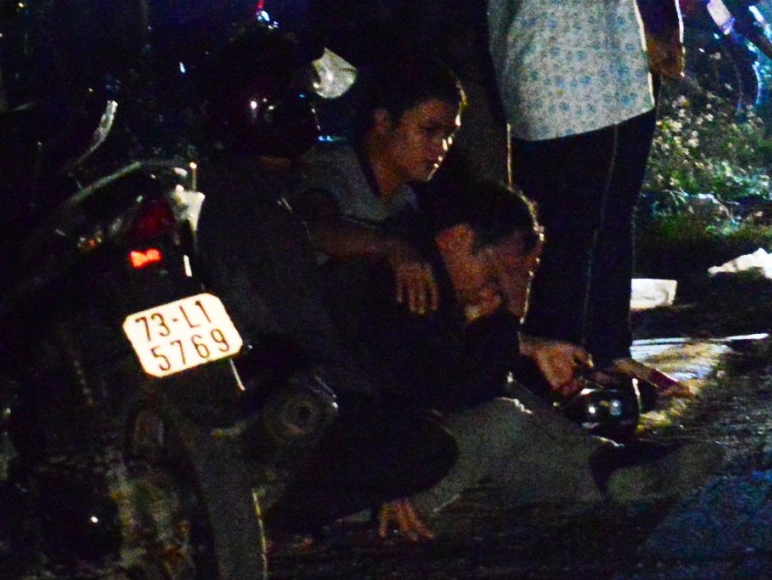 Nhan vien y te bi 2 oto can qua nguoi hinh anh