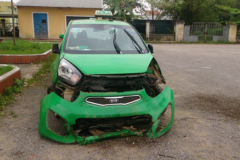 Tai xe xuong xe mo cua, hanh khach... cuop taxi hinh anh