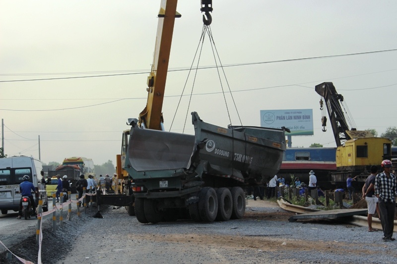 Hiện, các cơ quan chức năng và lực lượng cứu hộ đang tiếp tục tiến hành cứu hộ tàu bị nạn.