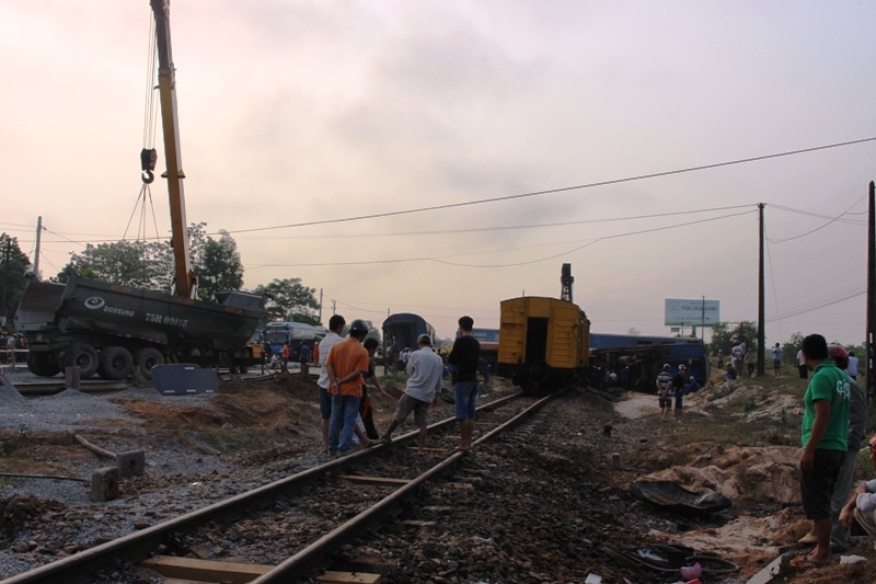 Theo ghi nhận của chúng tôi tại hiện trường vụ tai nạn vào sáng nay 11/3, toa phục vụ hành khách vẫn còn nằm chắn ngang đường sắt, toa hành khách số 1 trật khỏi đường ray và toa số 2 còn nằm trên đường QL 1A. 