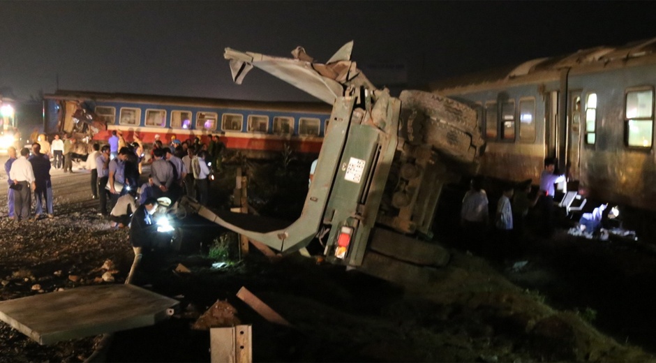 Lai tau tu vong sau cu dam dut doi xe tai hinh anh