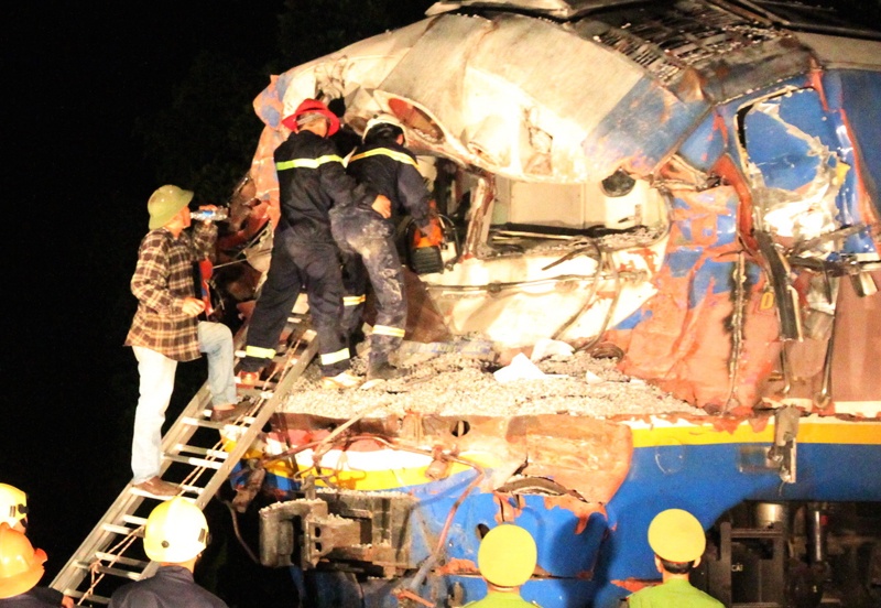 Hanh khach la het that thanh trong toa tau lat giua dem hinh anh