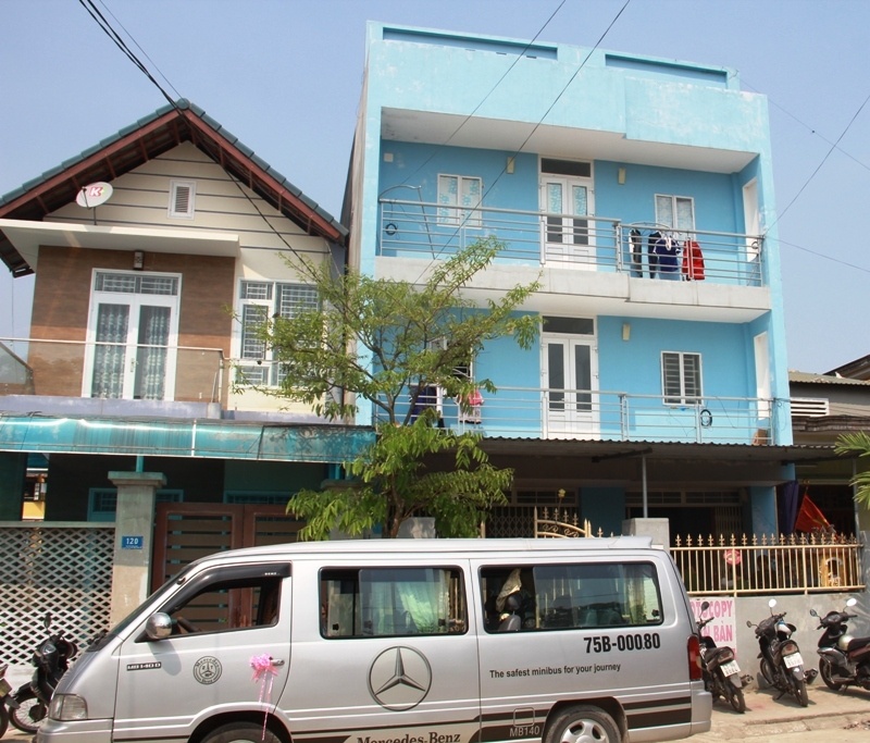 Nguoi dan ong chet trong tu the treo co o san thuong hinh anh