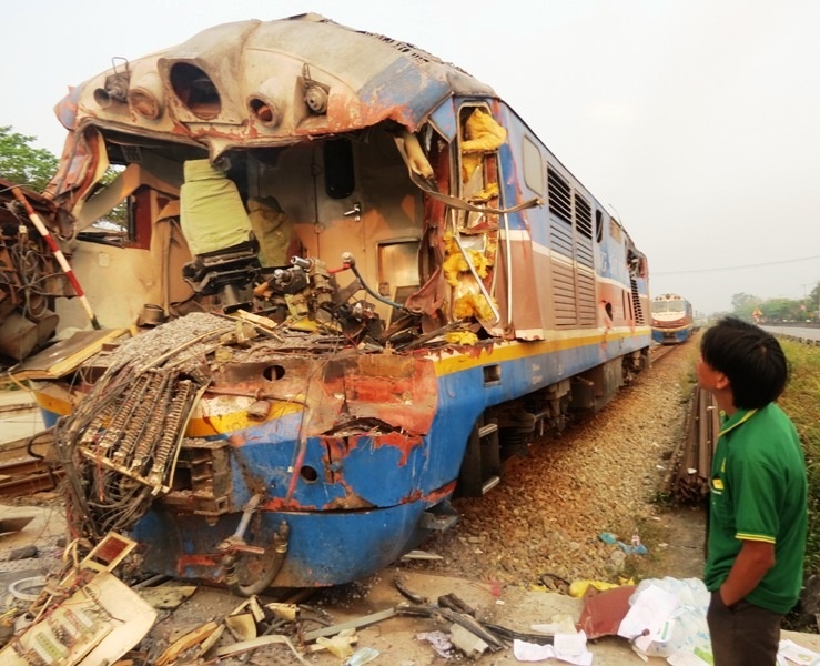 Dau tau hoa vo nat sau cu tong xe tai chan ngang duong ray hinh anh