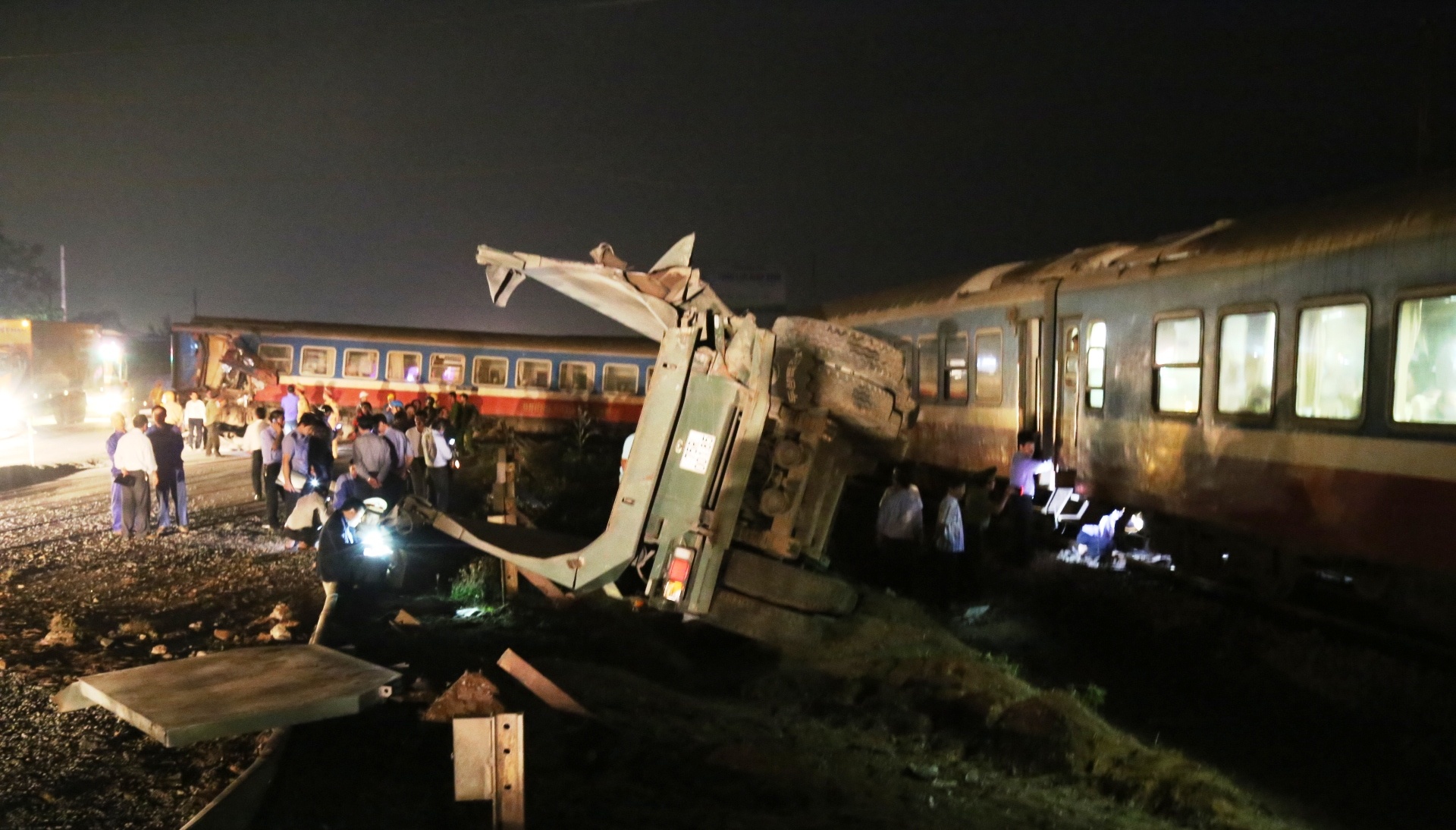 Khoảng 22h ngày 10/3, tàu SE5 chạy hướng Bắc Nam đến Km đường sắt Km 639+750 thuộc xã Hải Thượng (huyện Hải Lăng, Quảng Trị) thì đâm đứt đôi xe ô tải BKS 75C đang băng qua đường ngang dân sinh. Cú đâm mạnh khiến đoàn tàu bị dồn ép khiến 3 toa sát đầu máy bị trật bánh văng ra khỏi đường ray, có toa lật chắn ngang quốc lộ 1A sát đó. Đầu máy tàu SE5 bị đứt lìa ra khỏi đoàn tàu, chạy thêm một đoạn khoảng 1km rồi mới dừng hẳn, lái tàu tử vong và mắc kẹt trong ca-bin.