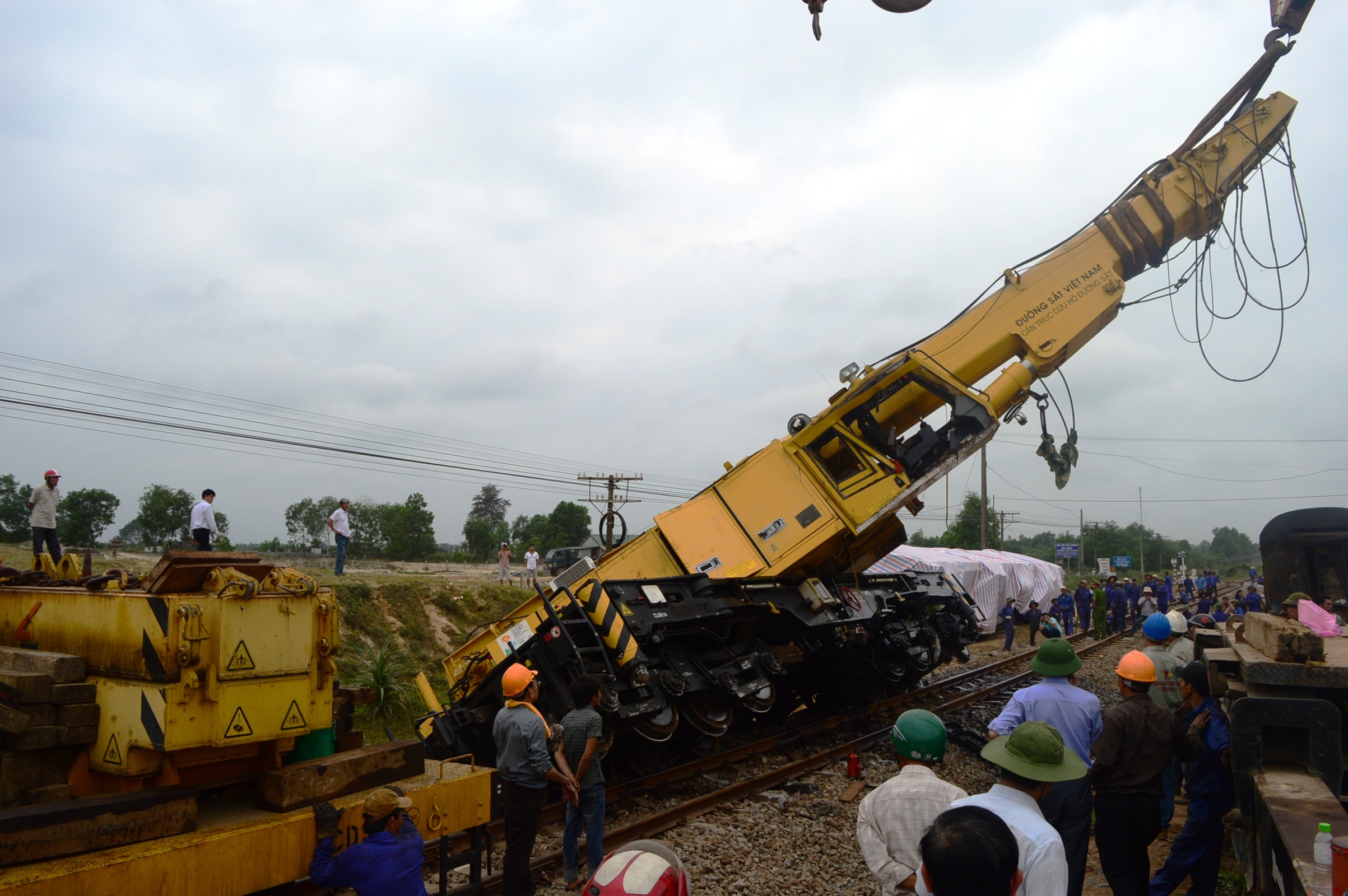 Cuối giờ chiều, khi tuyến đường sắt sắp được thông suốt thì lại xảy ra sự cố đối với cần trục chuyên dụng đường sắt 100 tấn. Thiết bị khổng lồ này dù đã được thu gọn nhưng cần cẩu bị nghiêng về phía quốc lộ 1A, thân xe nghiêng về phía Tây đường sắt do mất cân bằng.