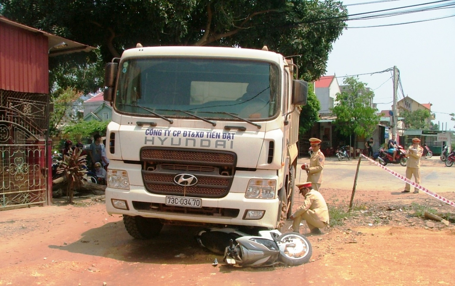 Dung ben le duong, nguoi phu nu bi xe tai can chet hinh anh