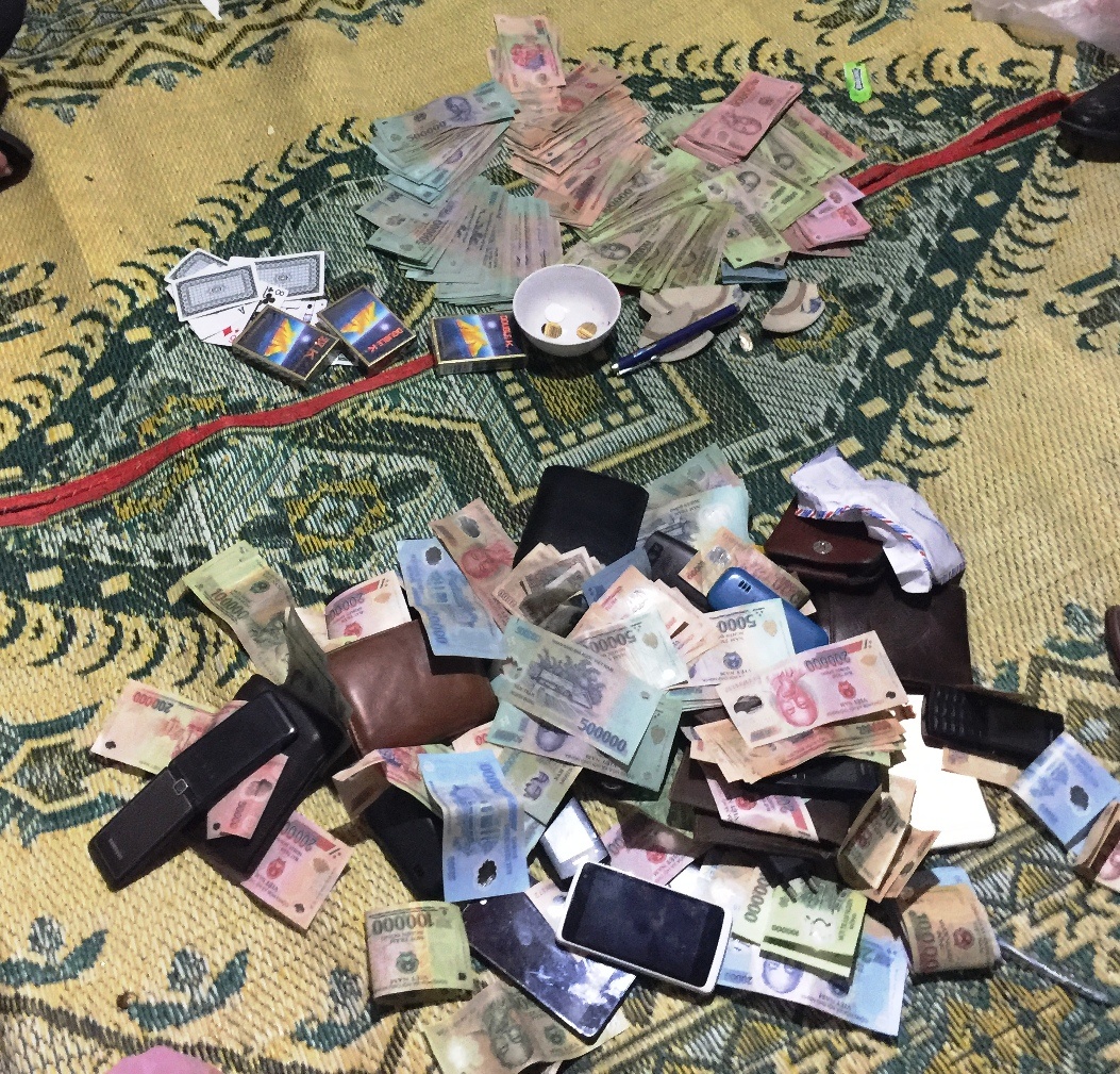 25 nguoi choi xoc dia bi bat qua tang hinh anh