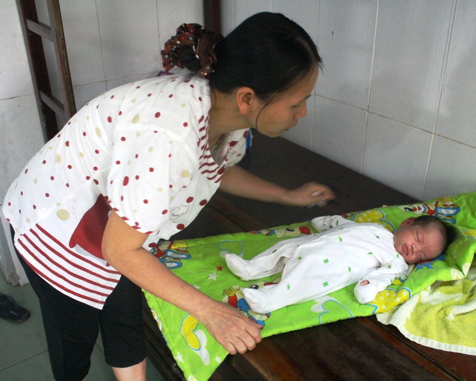 Nguoi than bo tre so sinh duoi goc cay bo de hinh anh