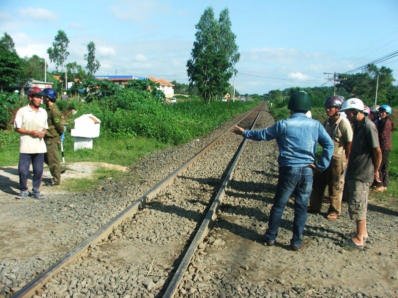 Bang qua duong ray, nguoi dan ong bi tau tong chet hinh anh