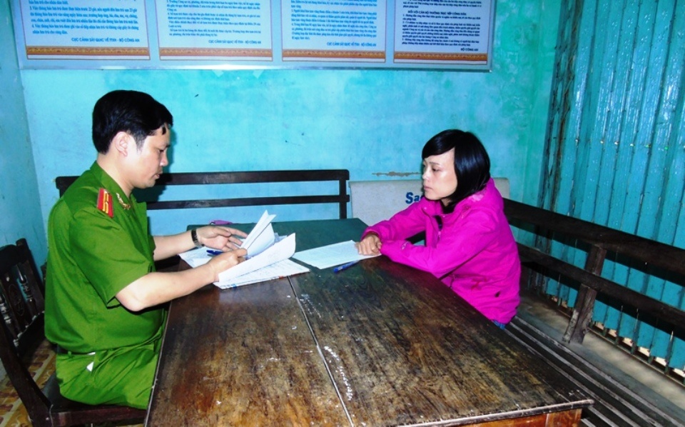 Mo tu cua hang trom tien giua ban ngay hinh anh