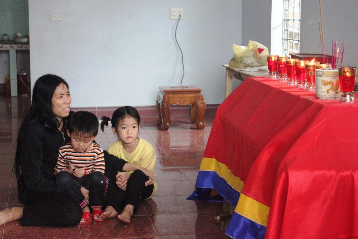 Chú thích ảnh: Mẹ con chi Kiều khóc lịm bên thi thể của chồng. Ảnh: P.H.