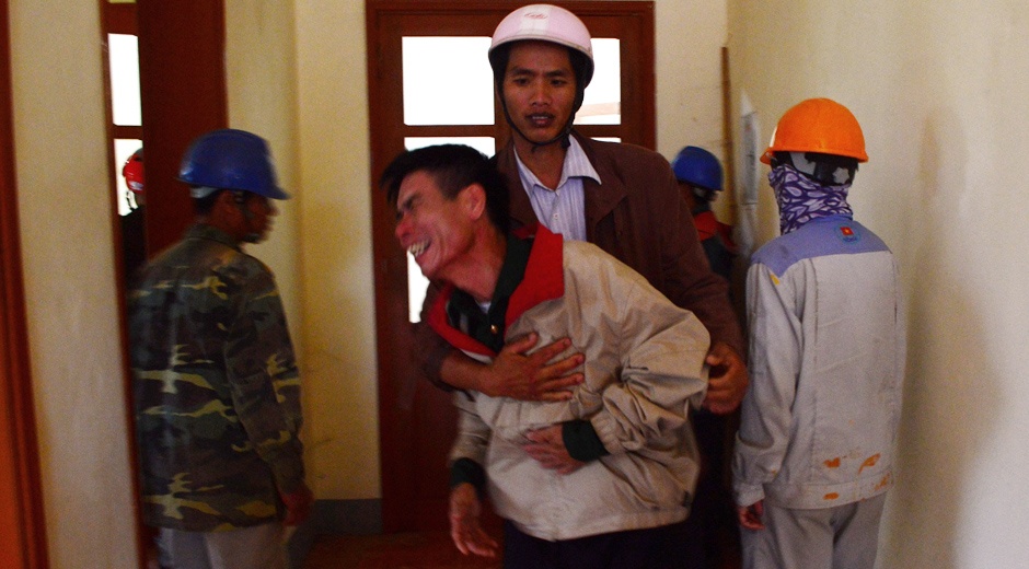 Cha me khoc khong thanh tieng khi nhan xac con hinh anh