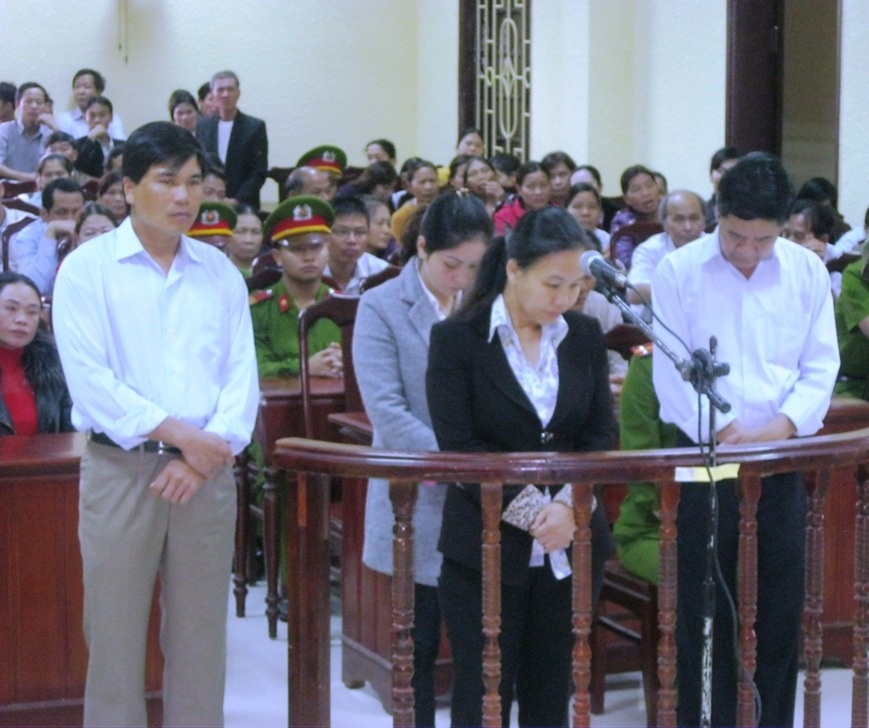 Những bị cáo trong vụ tiêm nhầm thuốc gây ra cái chết của 3 trẻ sơ sinh đứng trước vành móng ngựa.