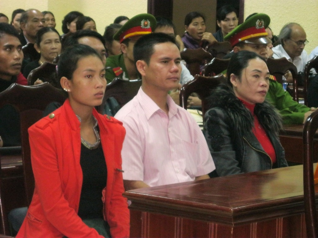 Người thân của các bé sơ sinh xin tòa giảm nhẹ án cho các bị cáo.