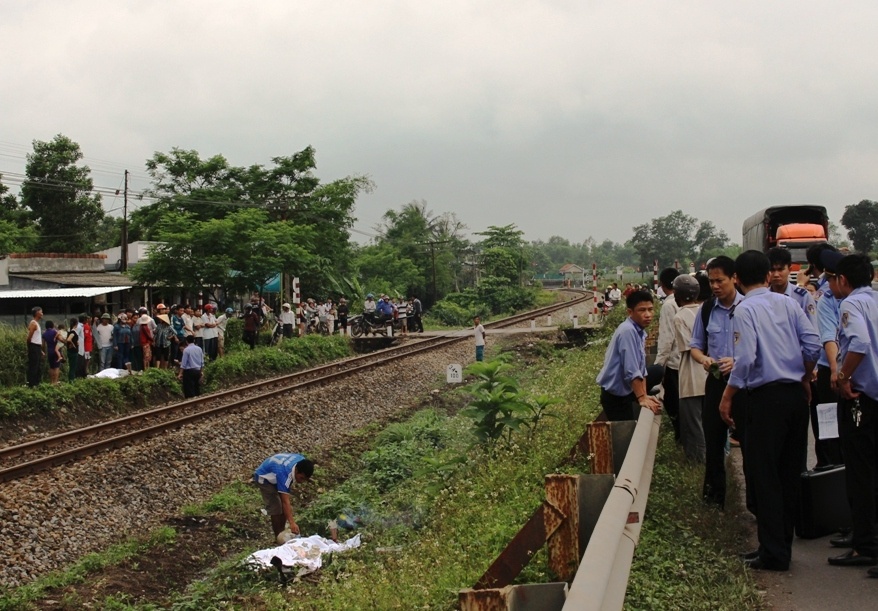 Hai chi em bang qua duong sat bi tau tong tu vong hinh anh