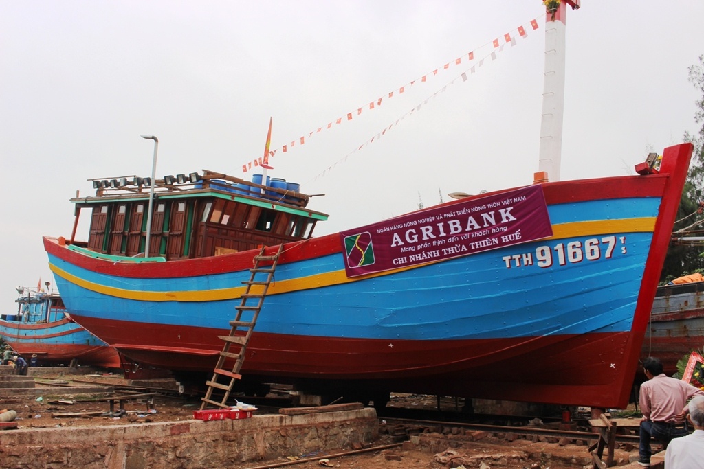 Ha thuy tau dai 22 m, dong bang 100 m3 go hinh anh