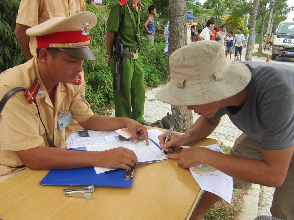 Trung uy CSGT trong thuong sau cu dam cua xe tai hinh anh