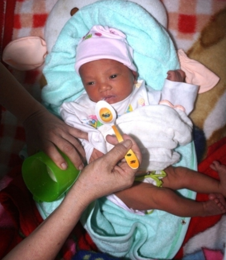 Bé trai sơ sinh đang được chùa Đức Sơn chăm sóc. 