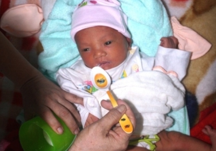 Be trai con day ron bi bo roi truoc cong chua hinh anh