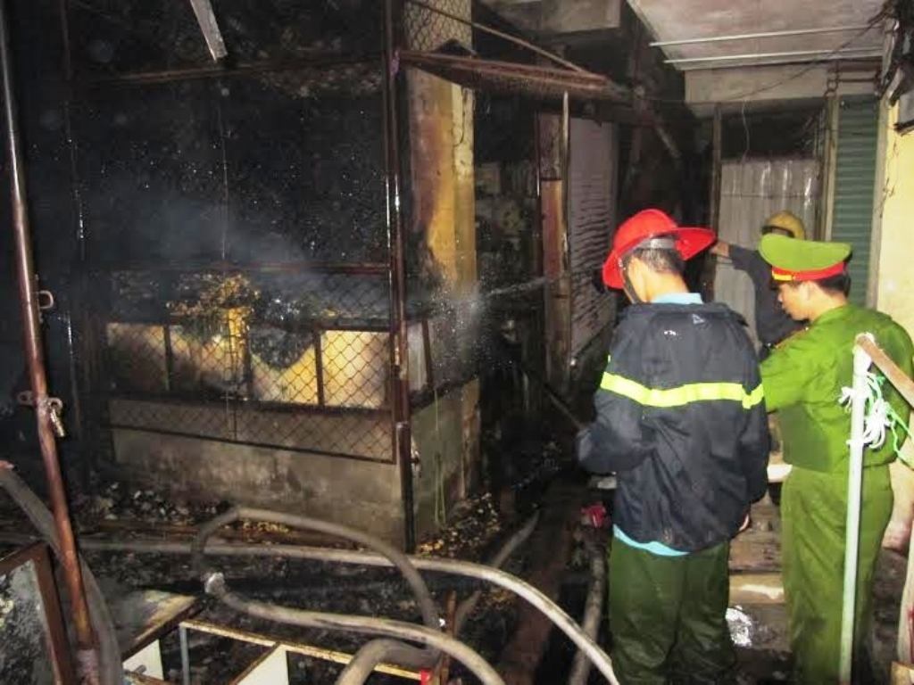 Chay cho trong dem, tieu thuong khong kip tro tay hinh anh