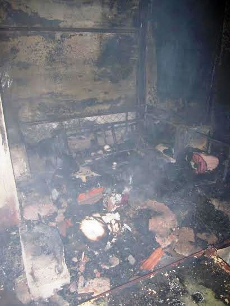 Tài sản của tiểu thương ở chợ bị thiêu rụi. Ảnh: Điền Quang.