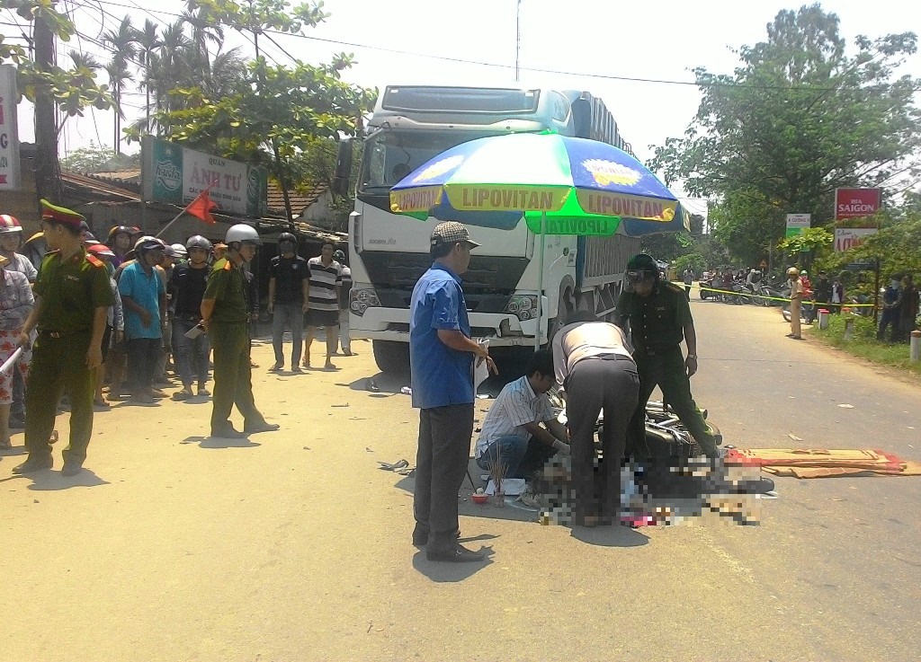 Di dua thiep cuoi, cu ong 72 tuoi bi xe tai tong chet hinh anh