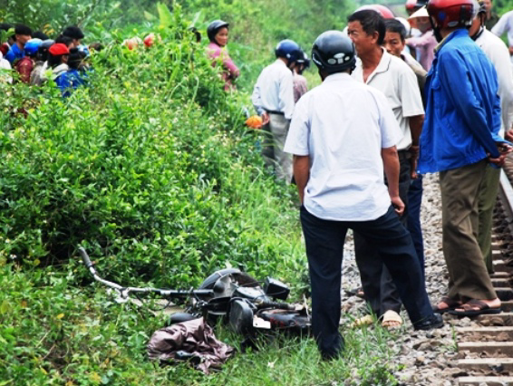 Nu sinh bi tau keo le 15 m khi bang qua duong sat hinh anh