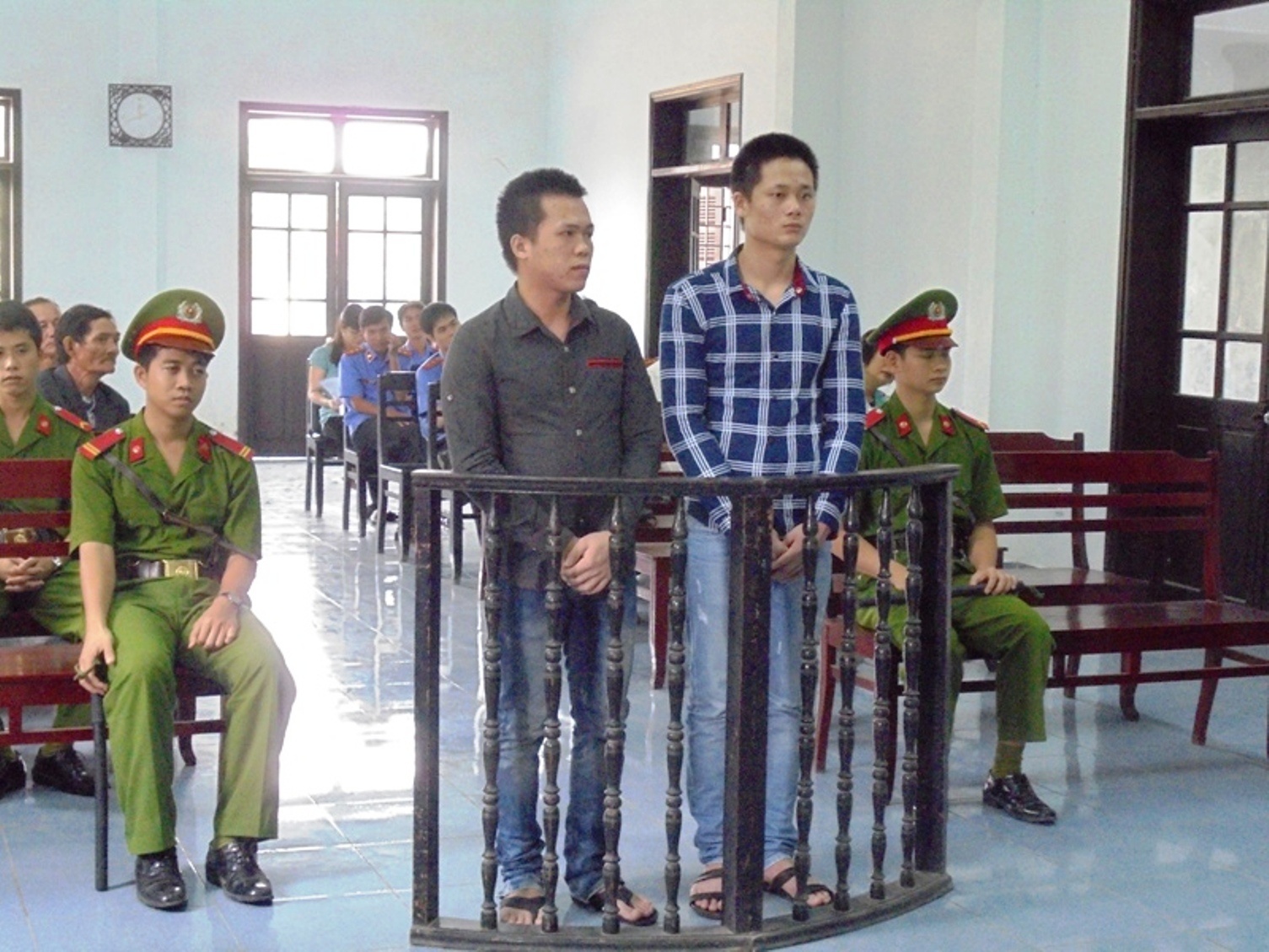 Thanh và Biển cúi đầu nhận tội trước tòa. Ảnh: Điền Quang.