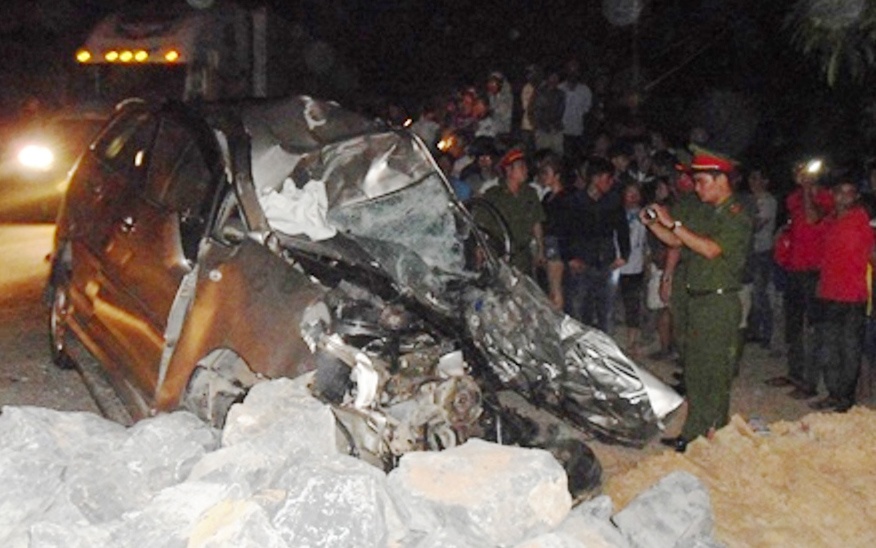 Hai thi the mac ket trong chiec Innova sau cu dau dau xe tai hinh anh