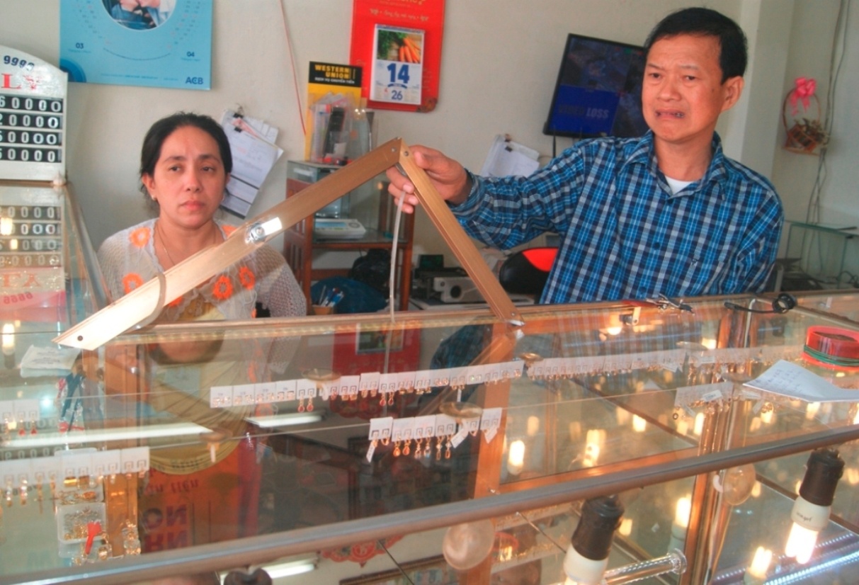 Ten trom vua lay vang cho vao tui, vua nghe dien thoai hinh anh