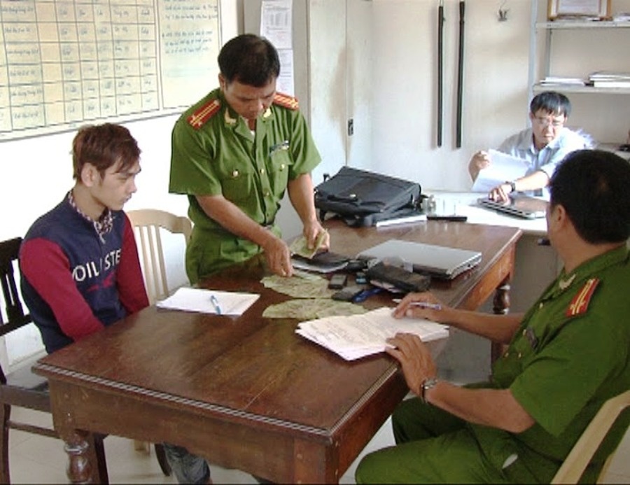 Hai ten trom bi bat vi bo quen doi dep o hien truong hinh anh