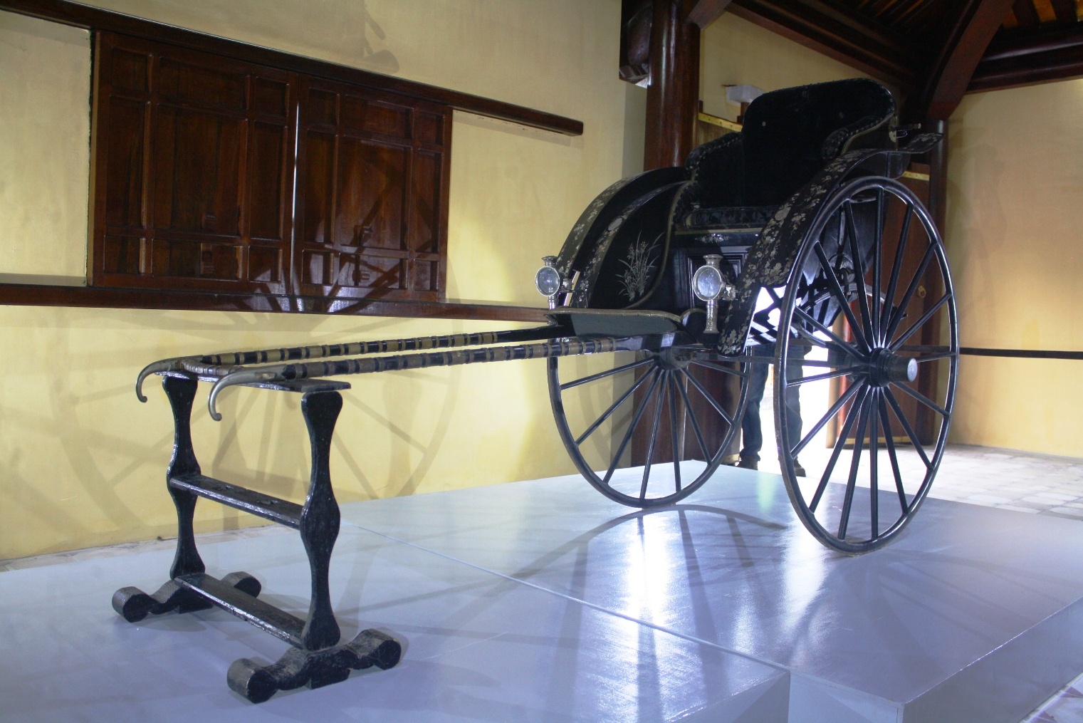 Xe keo cua vua Thanh Thai tro ve Hue sau 100 nam luu lac hinh anh