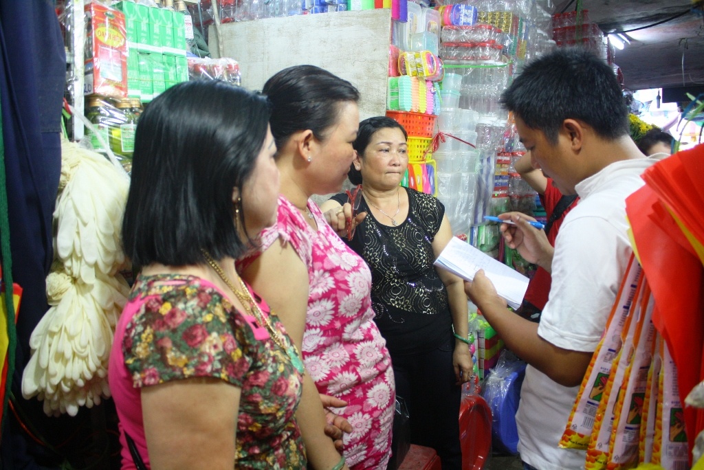 Chị em tiểu thương kinh doanh dầu tràm chợ Đông Ba khóc ròng vì kinh doanh ế ẩm. Ảnh: Điền Quang.