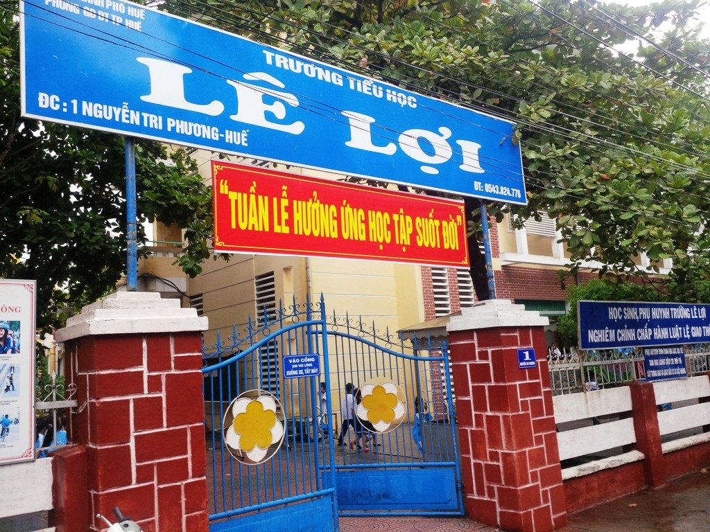 Dot nhap truong hoc an trom de co tien danh de hinh anh