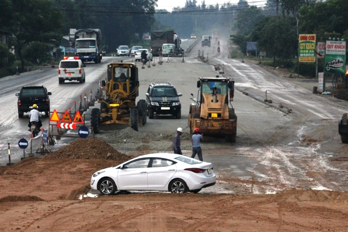 Dung xe hop can tro thi cong nham doi them tien ho tro hinh anh