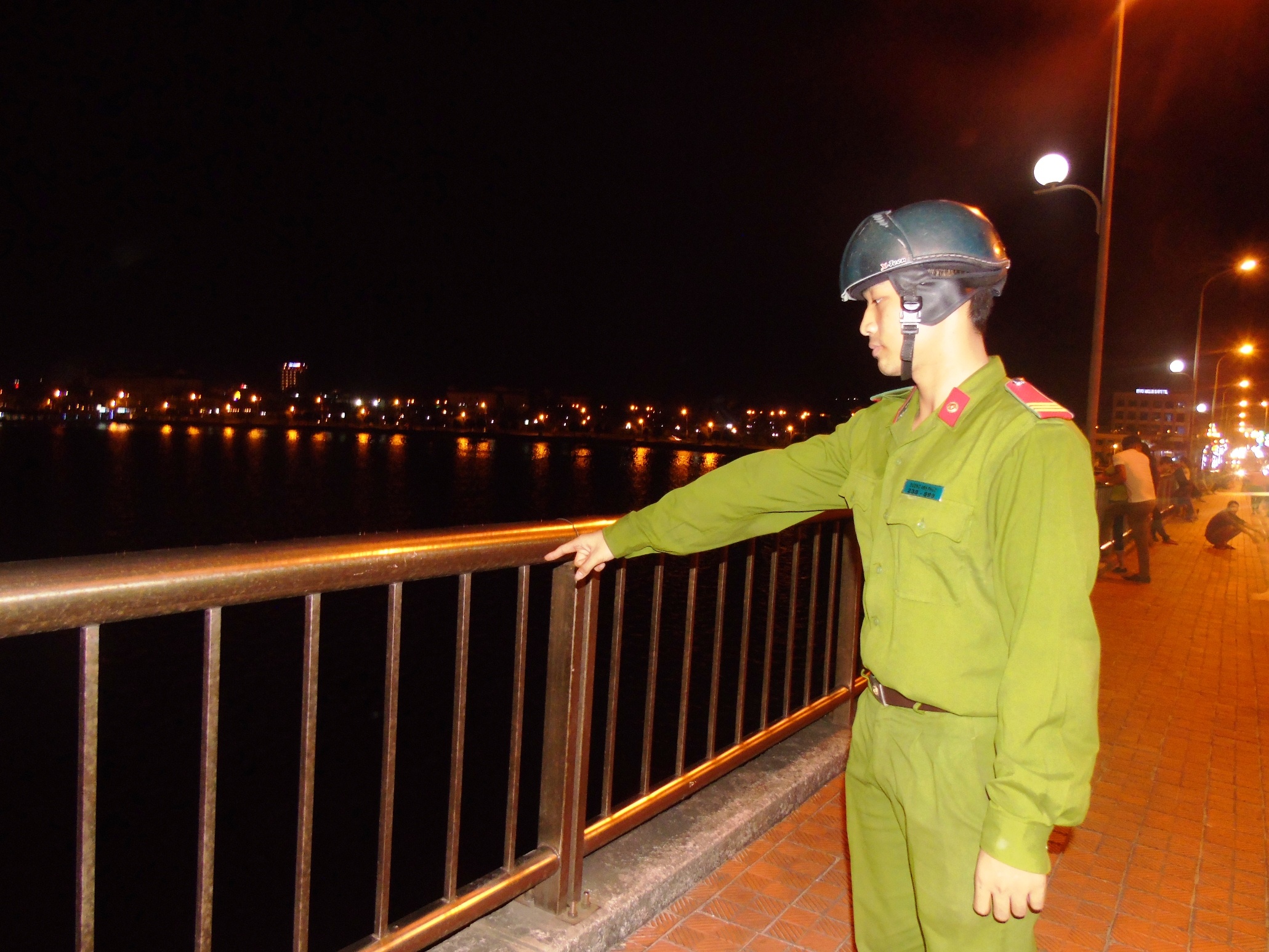 Cong an giai cuu nguoi me tre treo lan can cau tu tu hinh anh