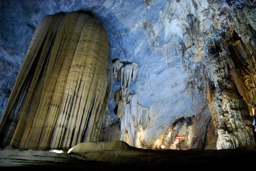 Động Thiên Đường có vẻ đẹp kỳ vĩ cũng là nơi Hồ Khanh tìm ra. Ảnh: Bưu điện Việt Nam.