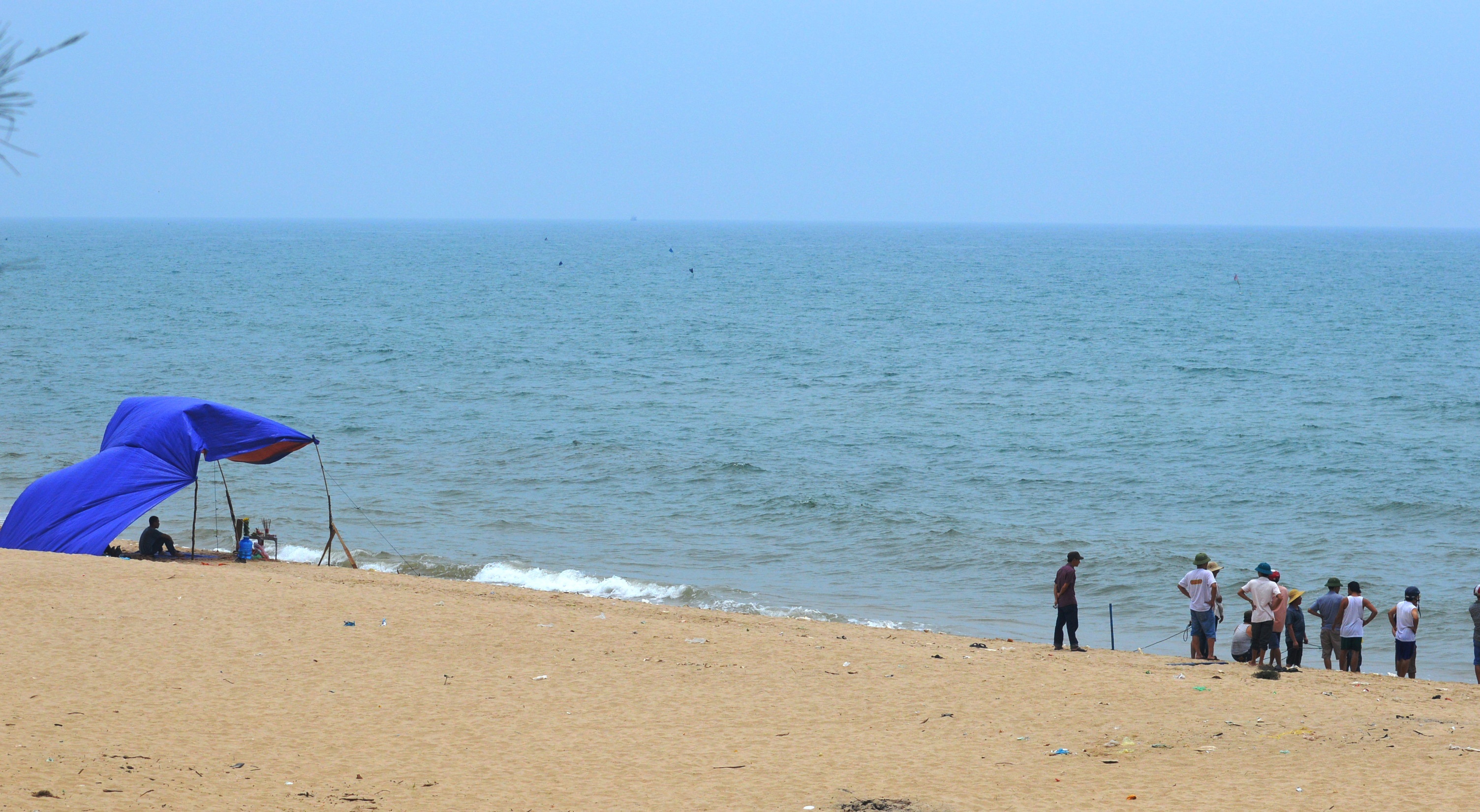 Nam thanh nien bat luc nhin hoc sinh lop 8 chim duoi bien hinh anh